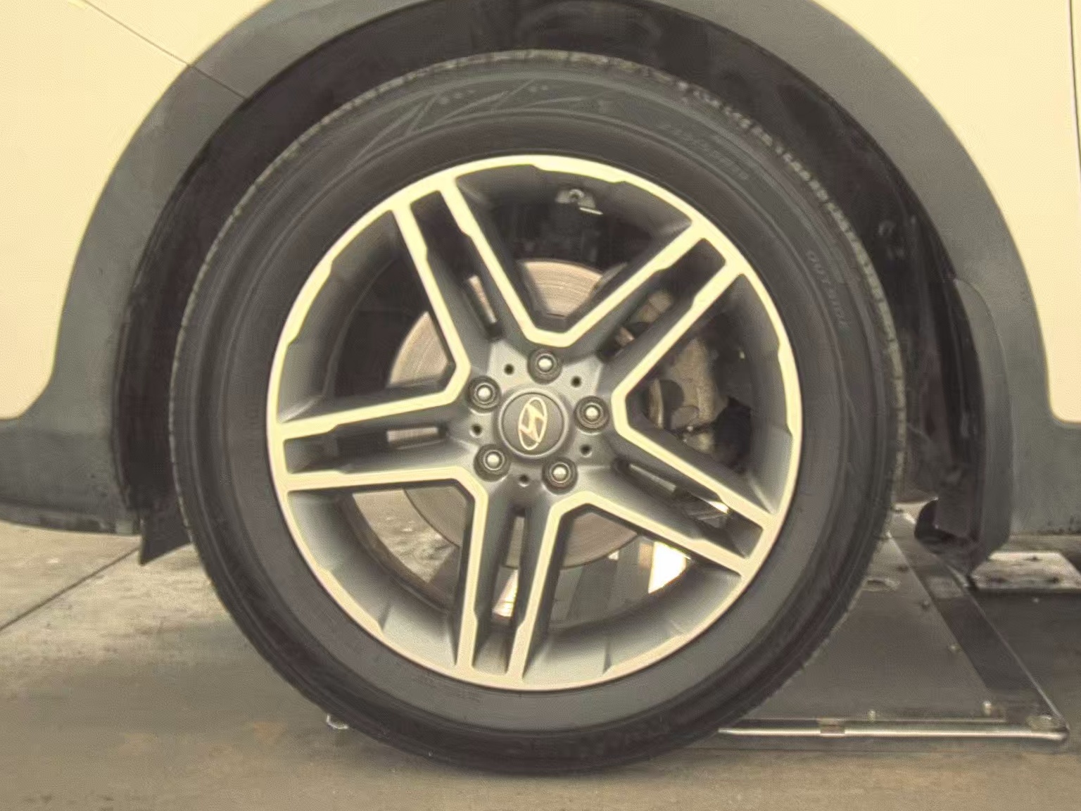 HYUNDAI LTD ULT - 10