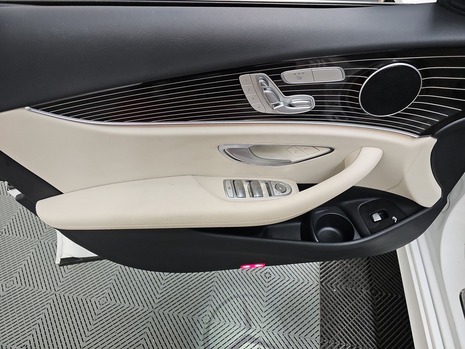 MERCEDES-BENZ E-CLASS - 10