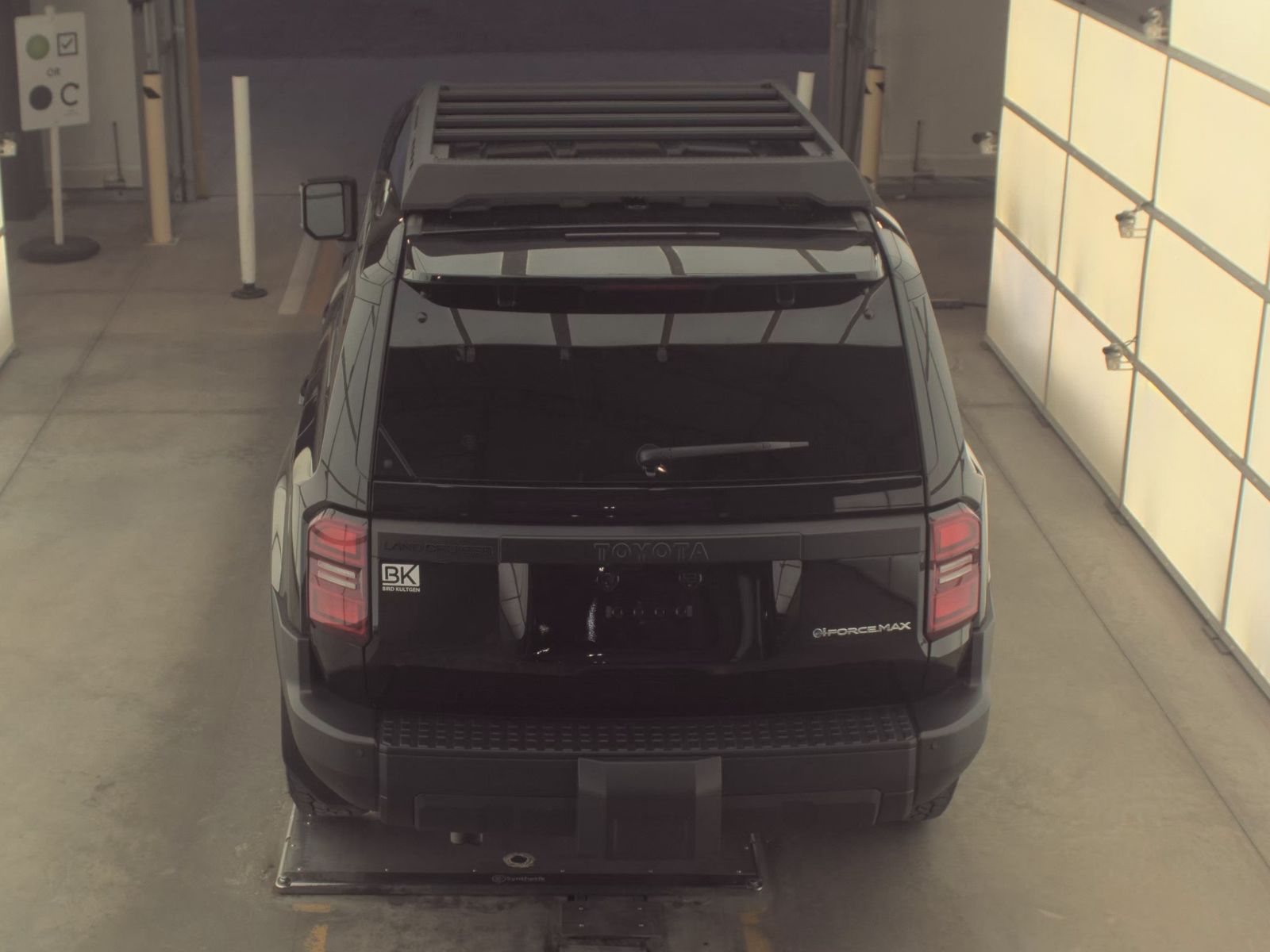 TOYOTA LAND CRUISER - 7