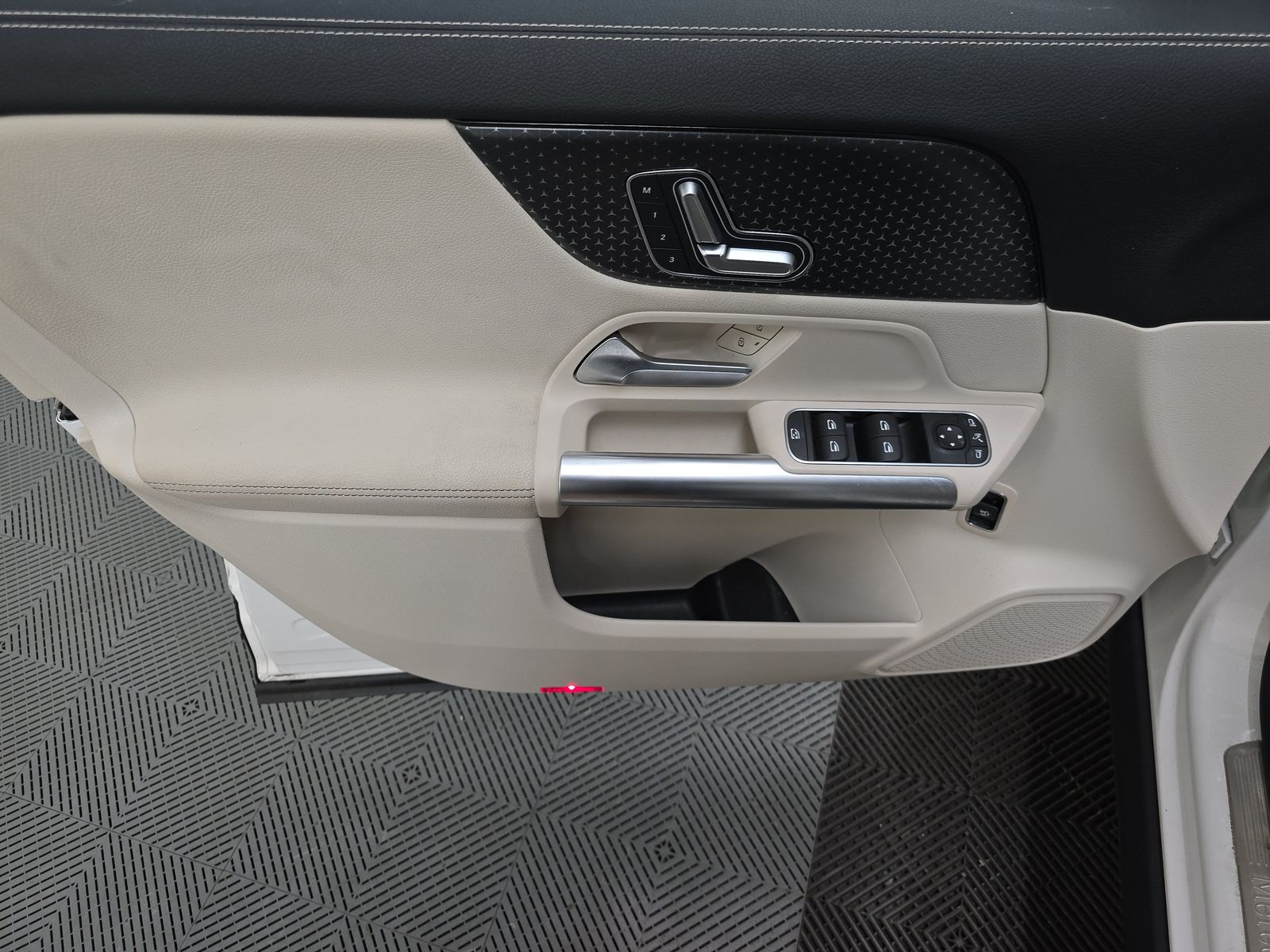 MERCEDES-BENZ GLA-CLASS - 10