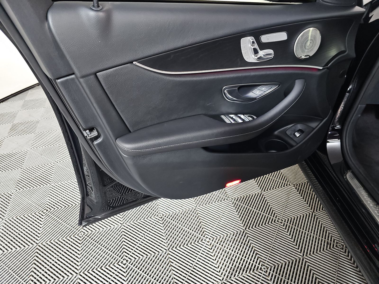 MERCEDES-BENZ E-CLASS - 10