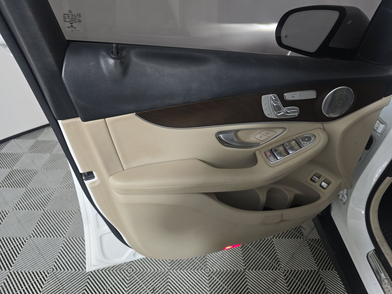 MERCEDES-BENZ GLC - 10