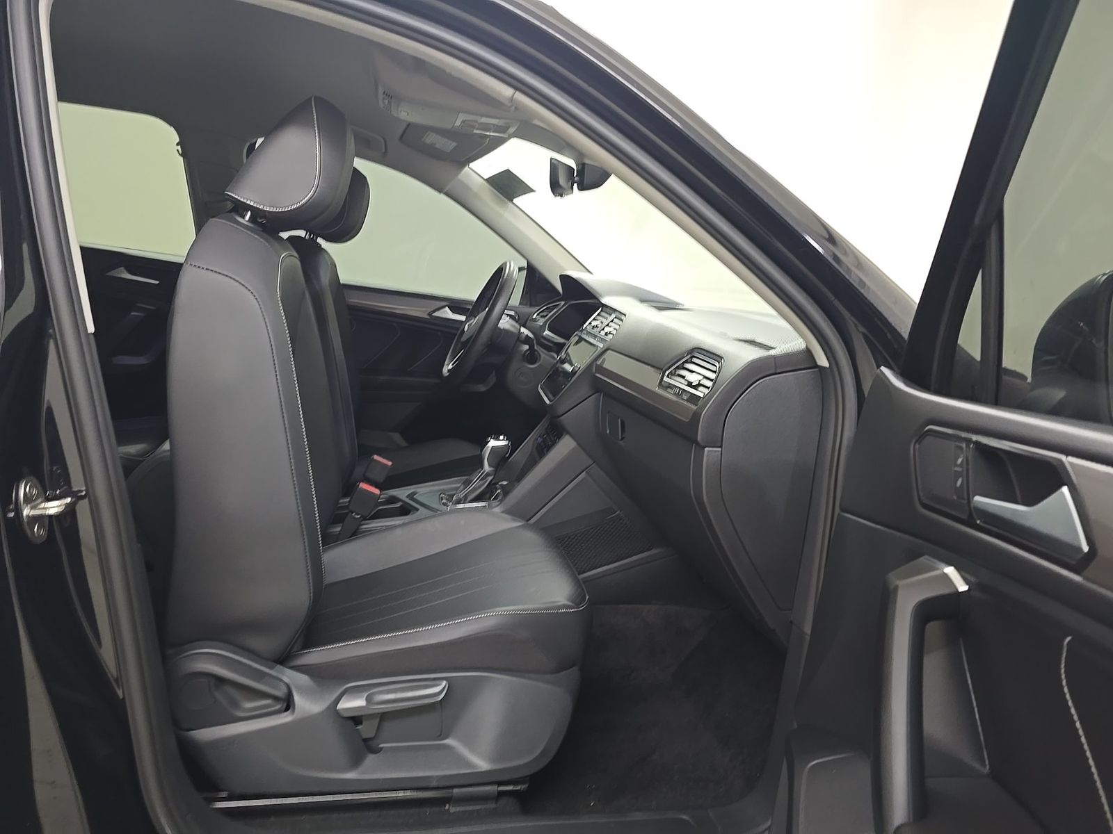 2023 Volkswagen Tiguan 2.0T SE FWD