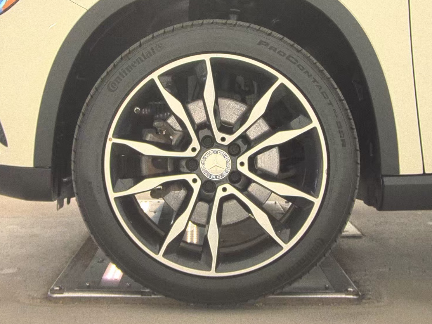 MERCEDES-BENZ GLA - 10