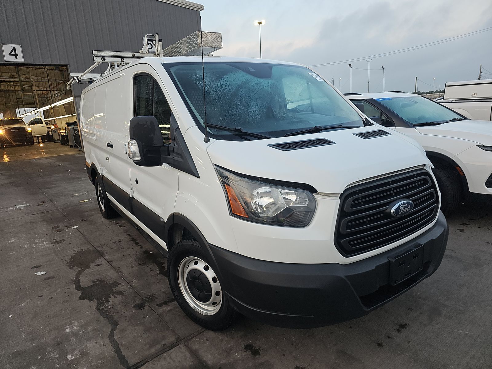FORD TRANSIT 150 - 4