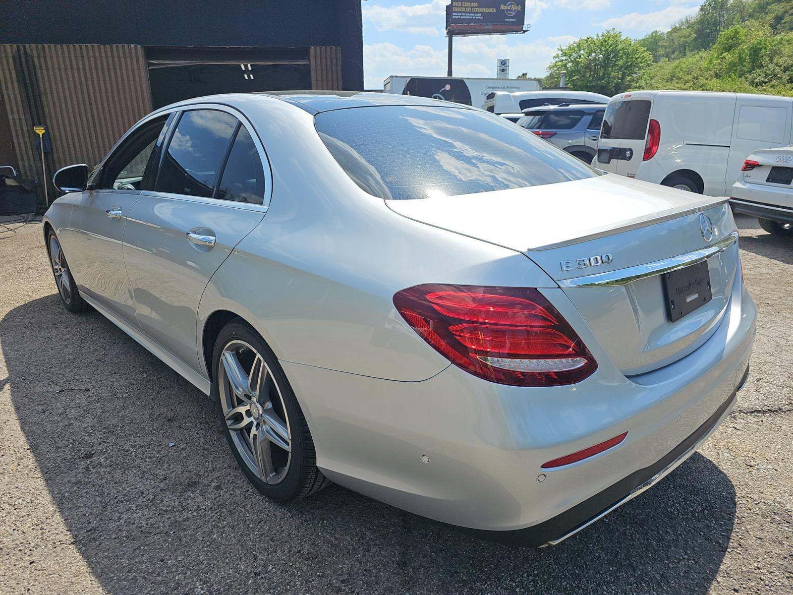 MERCEDES-BENZ E-CLASS - 4
