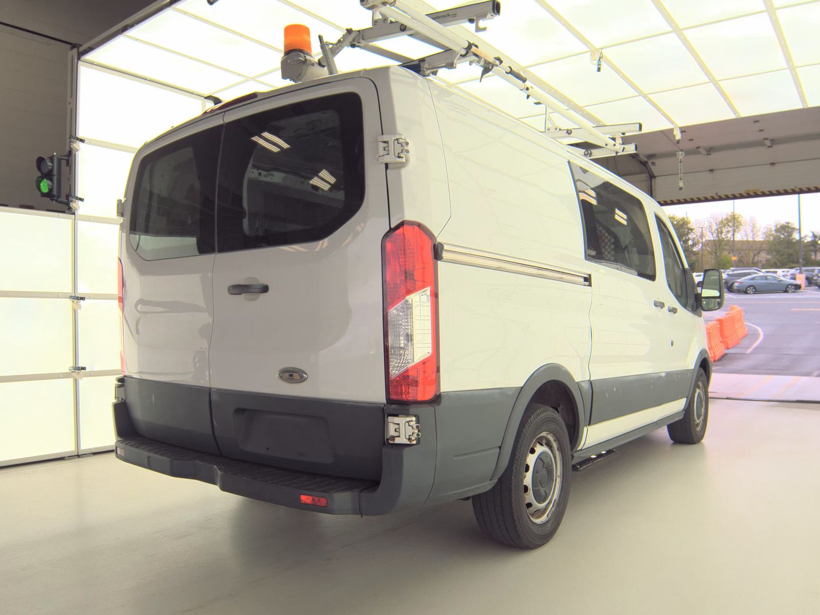 FORD TRANSIT 150 - 6