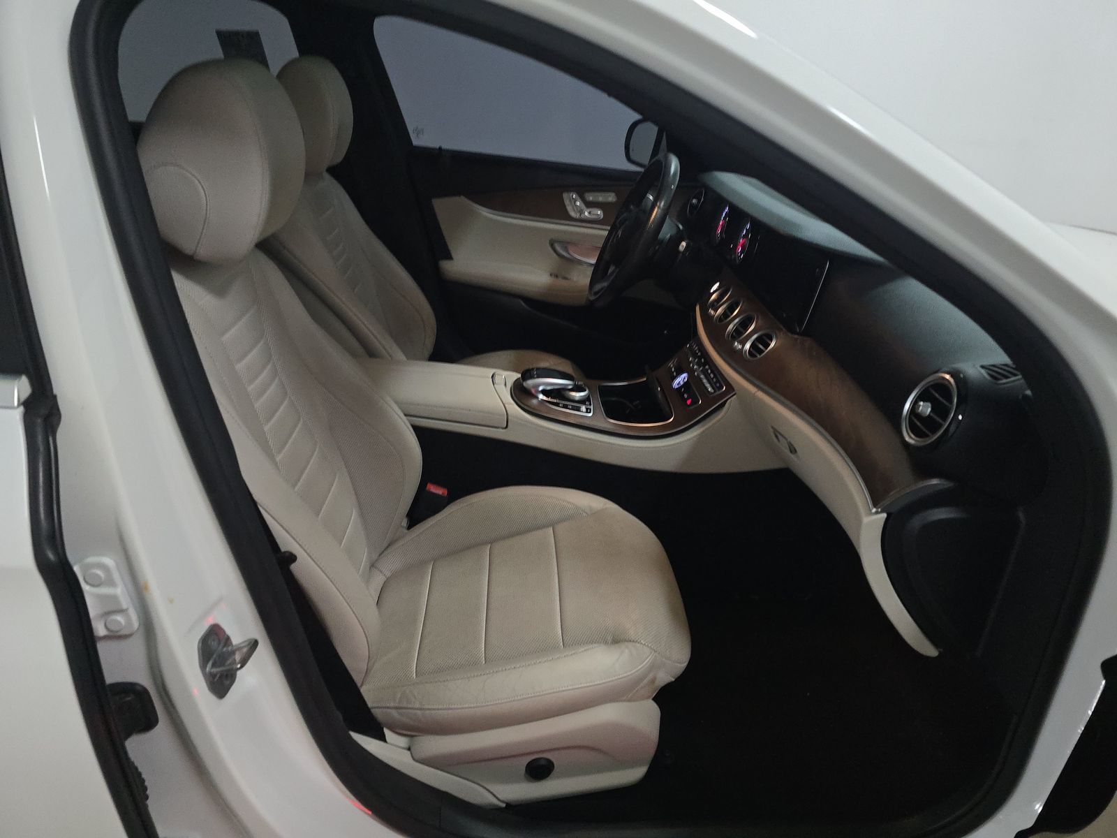 MERCEDES-BENZ E-CLASS - 9