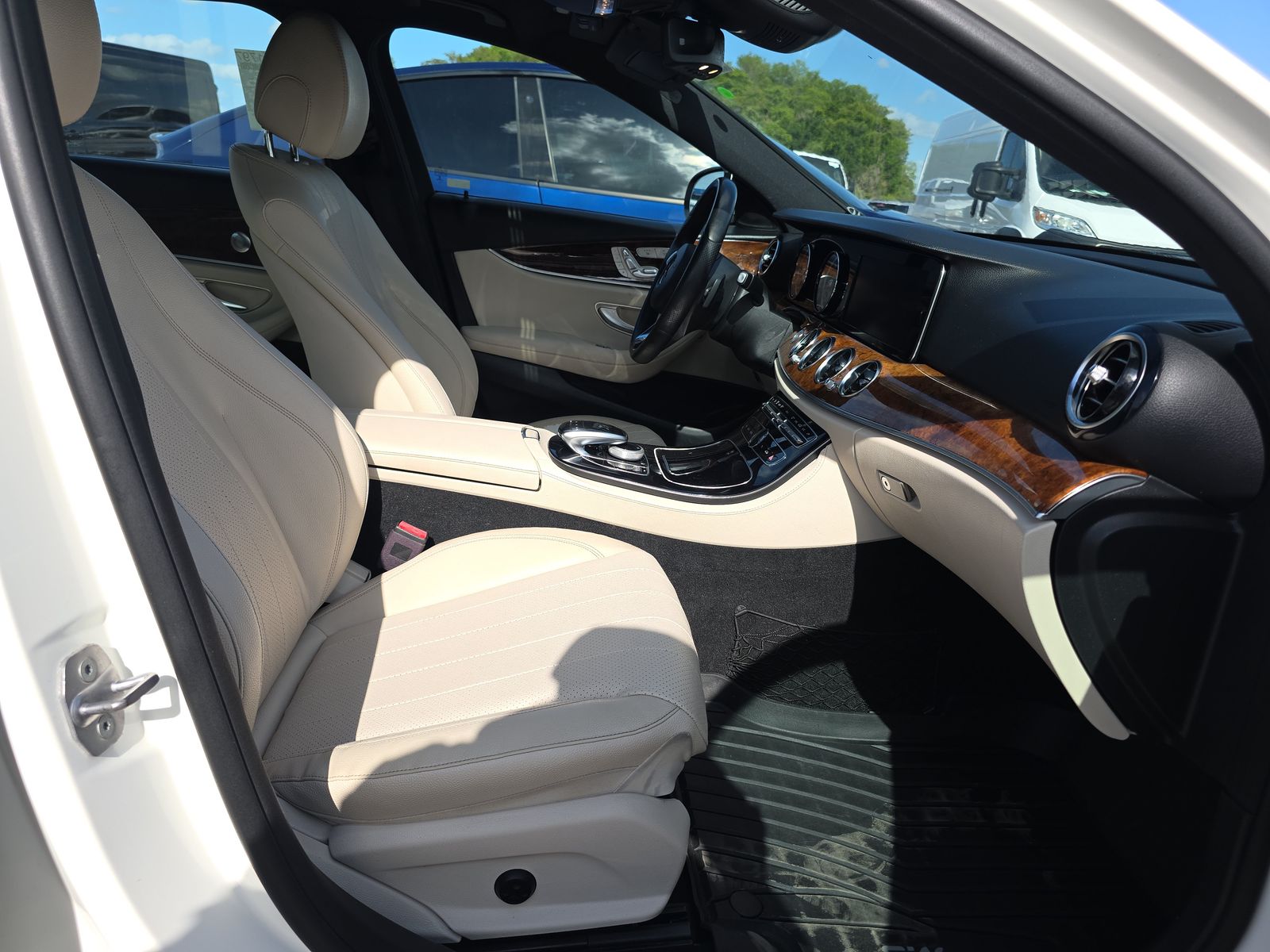 MERCEDES-BENZ E-CLASS - 9