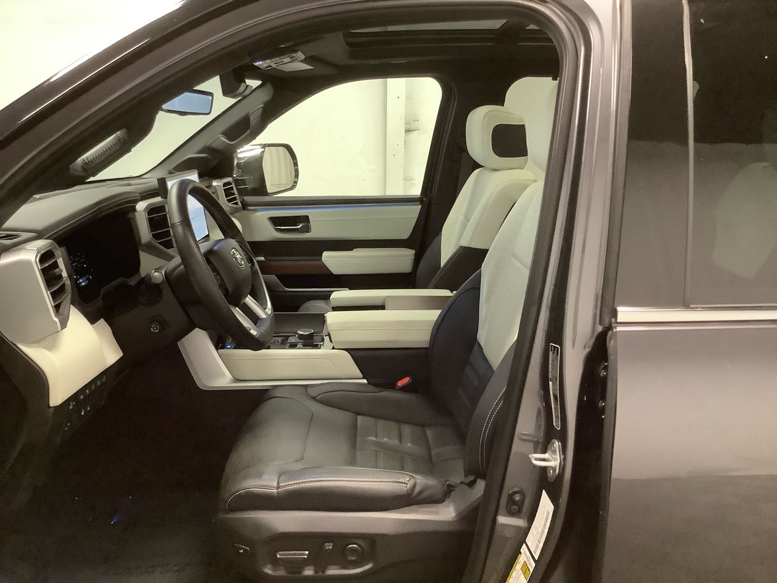 TOYOTA TUNDRA - 8