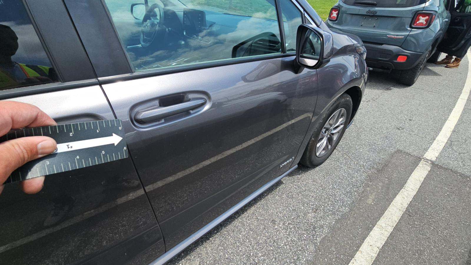 2021 Toyota Sienna LE photo 36