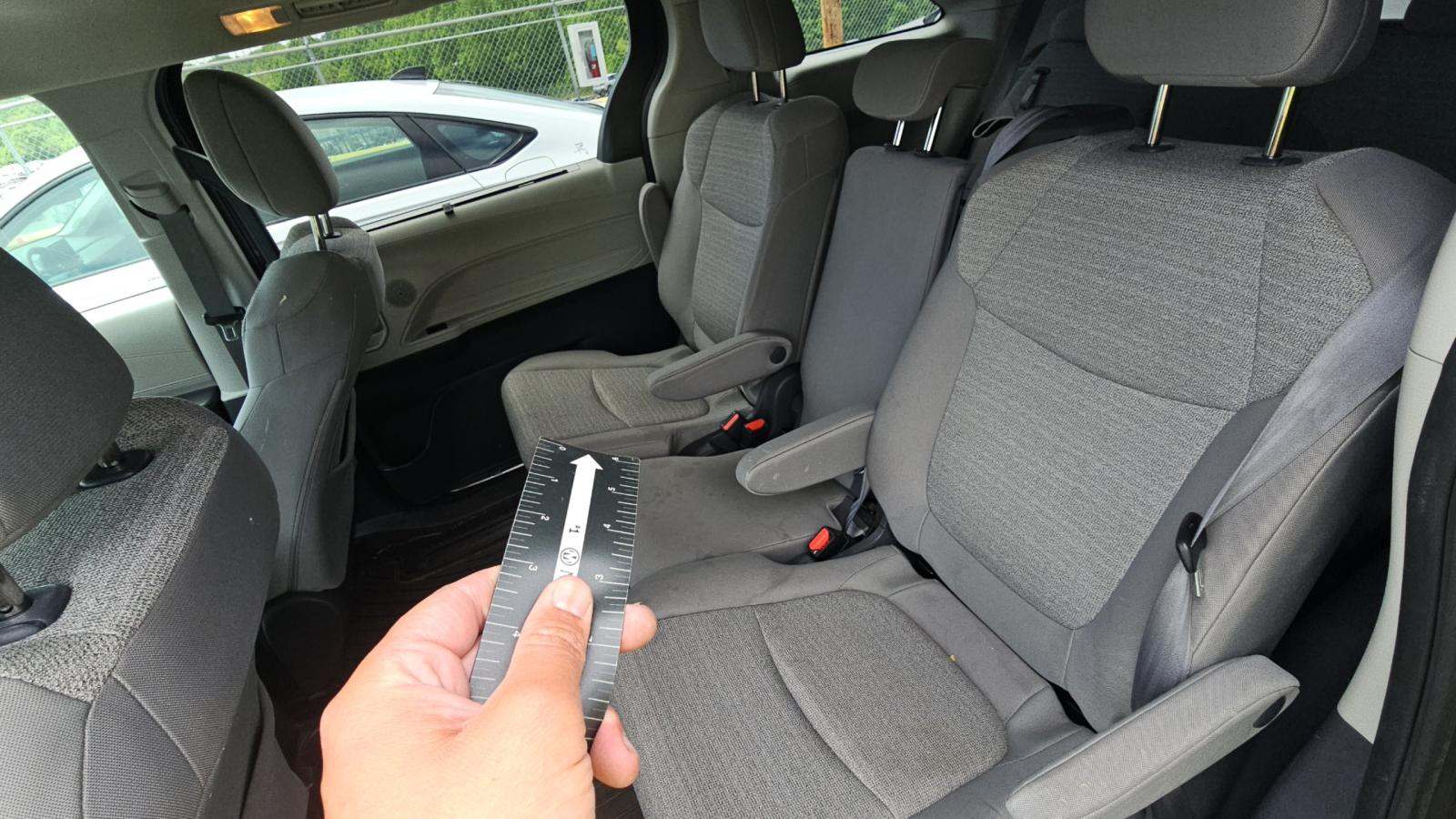 2021 Toyota Sienna LE photo 42