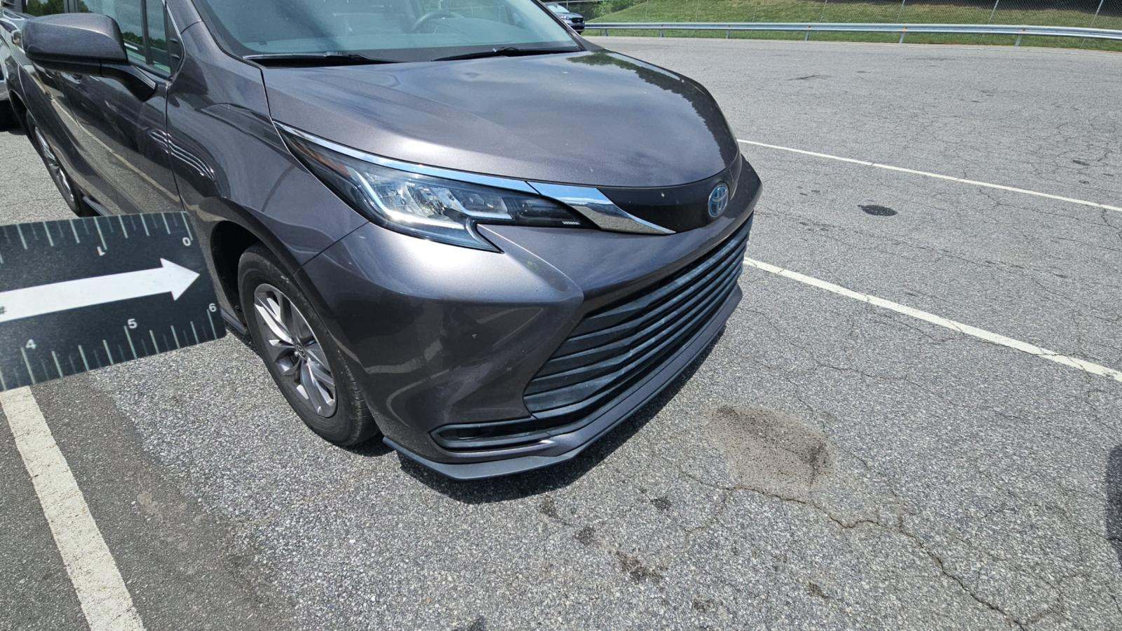 2021 Toyota Sienna LE photo 26