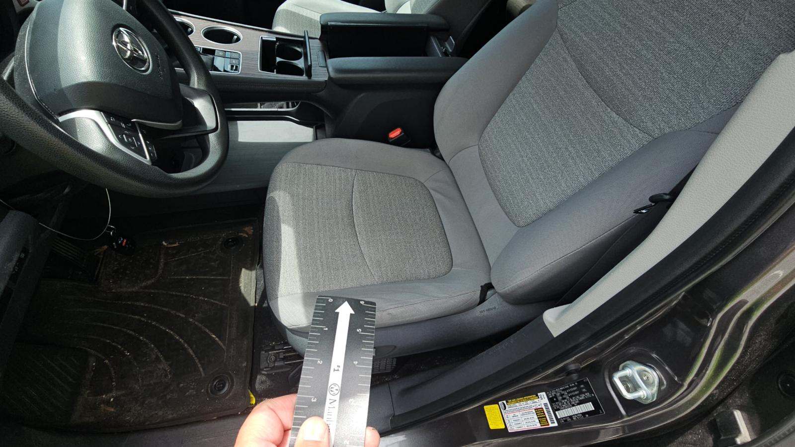 2021 Toyota Sienna LE photo 39