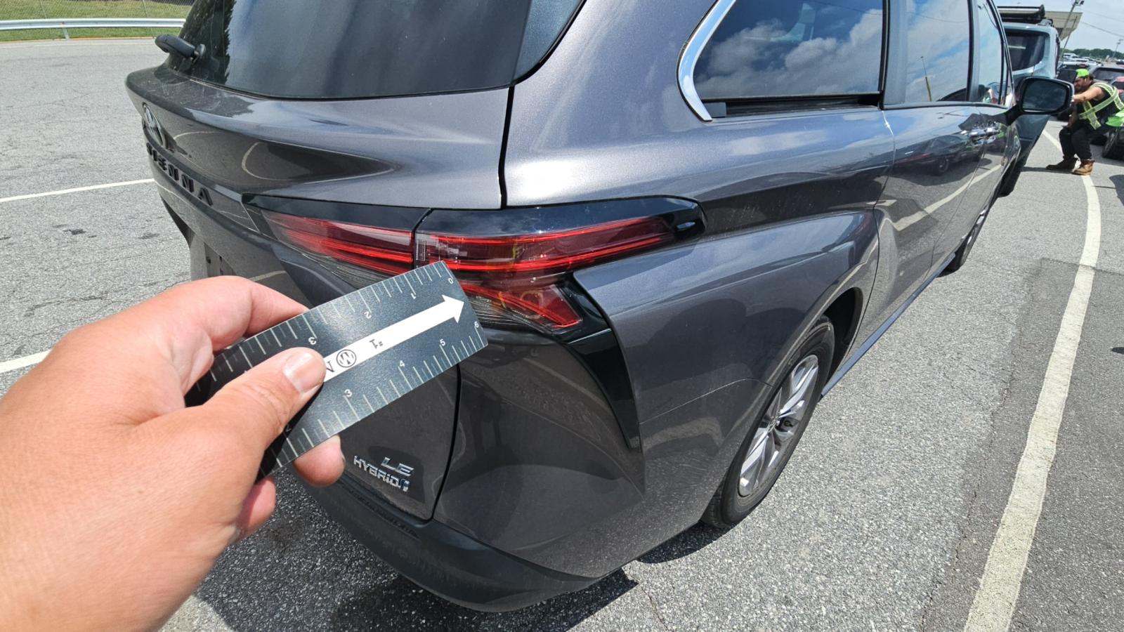 2021 Toyota Sienna LE photo 33