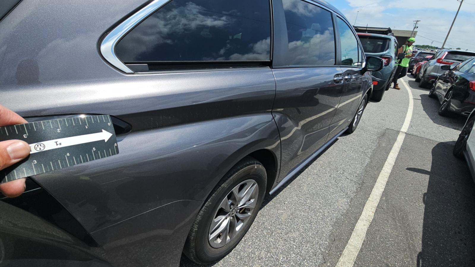 2021 Toyota Sienna LE photo 37