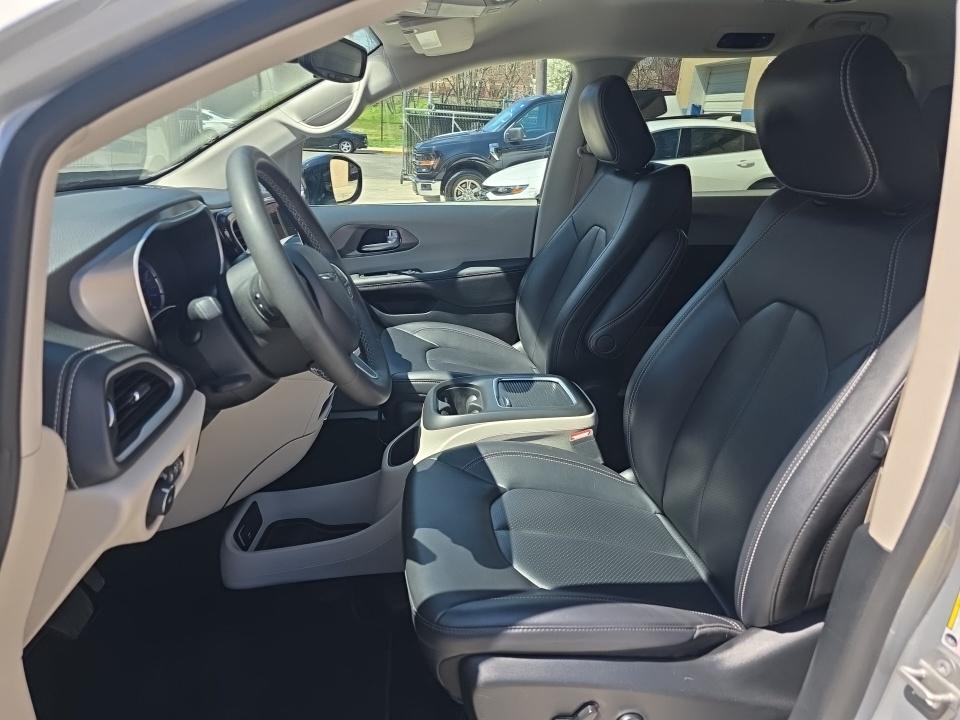 CHRYSLER PACIFICA - 8