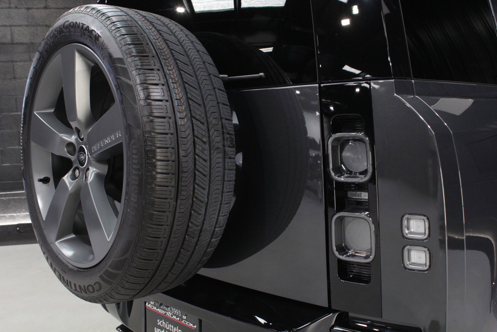 2025 Land Rover Defender 110 V8 AWD