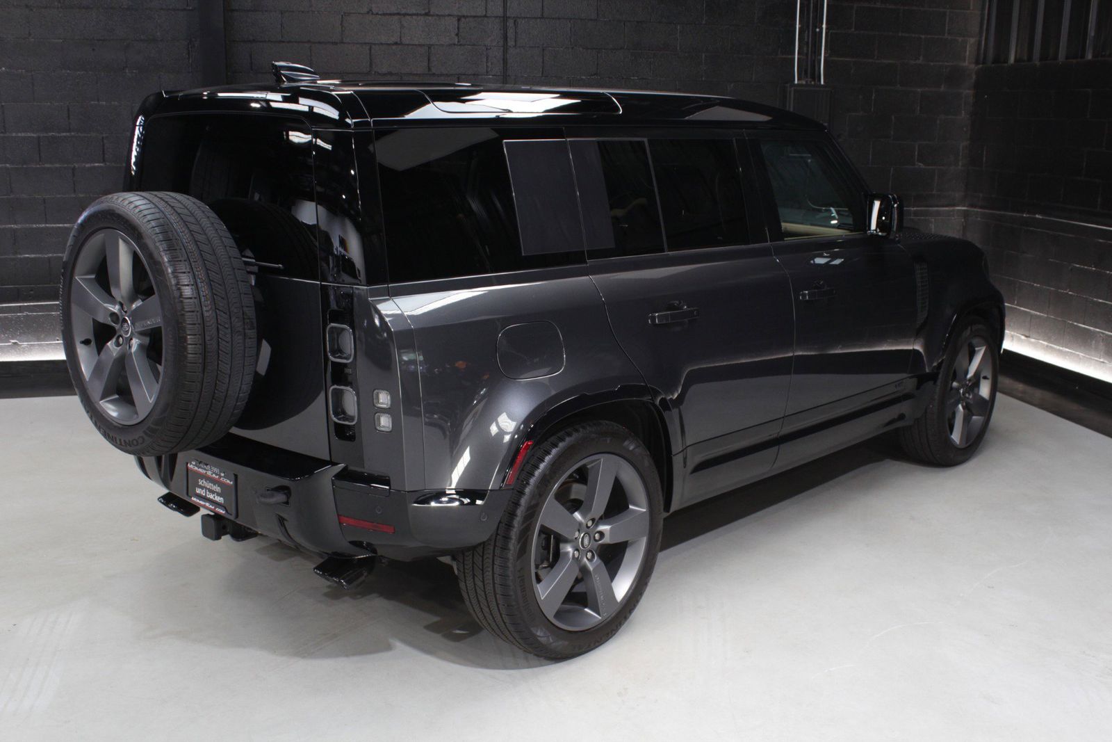 2025 Land Rover Defender 110 V8 AWD