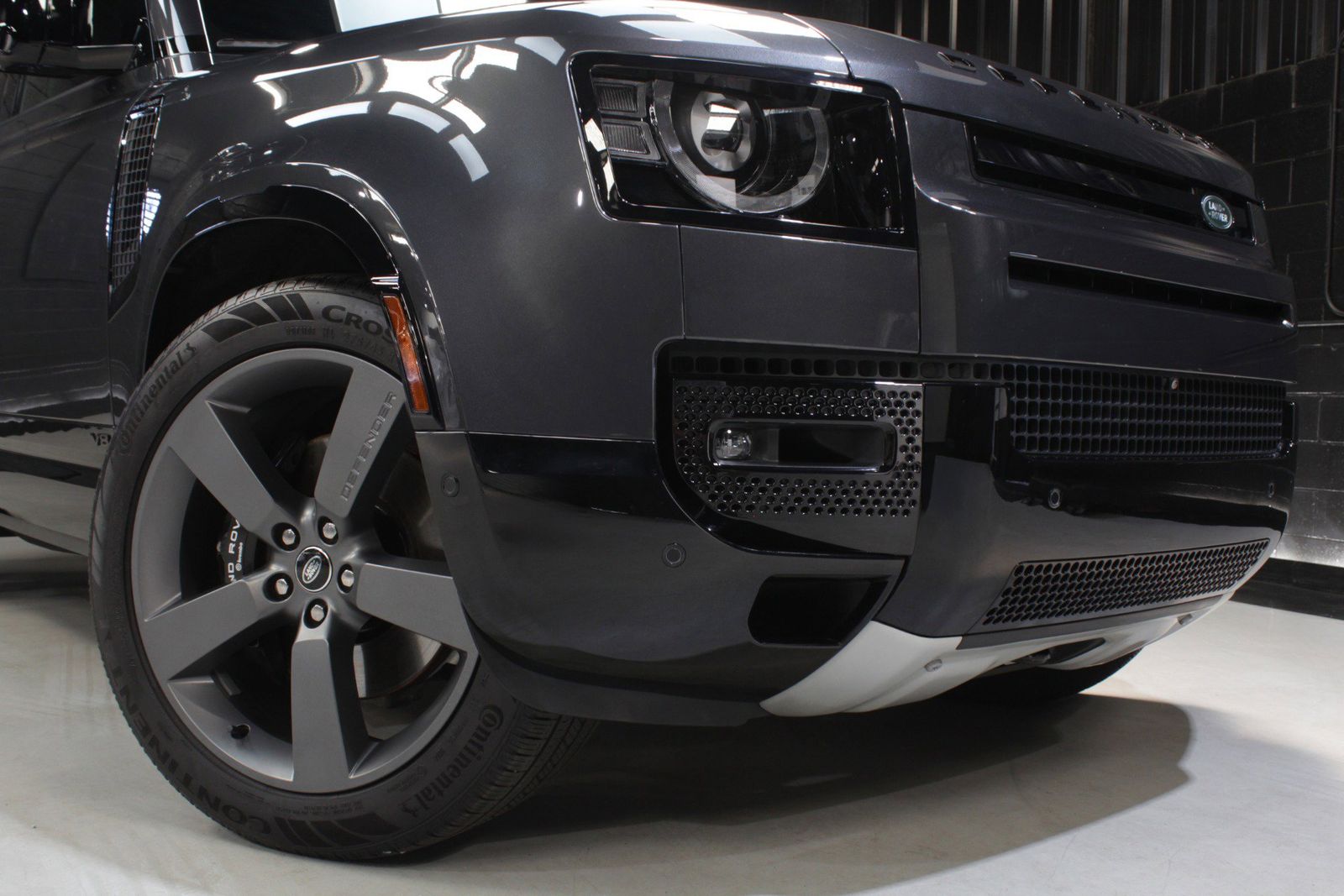 2025 Land Rover Defender 110 V8 AWD