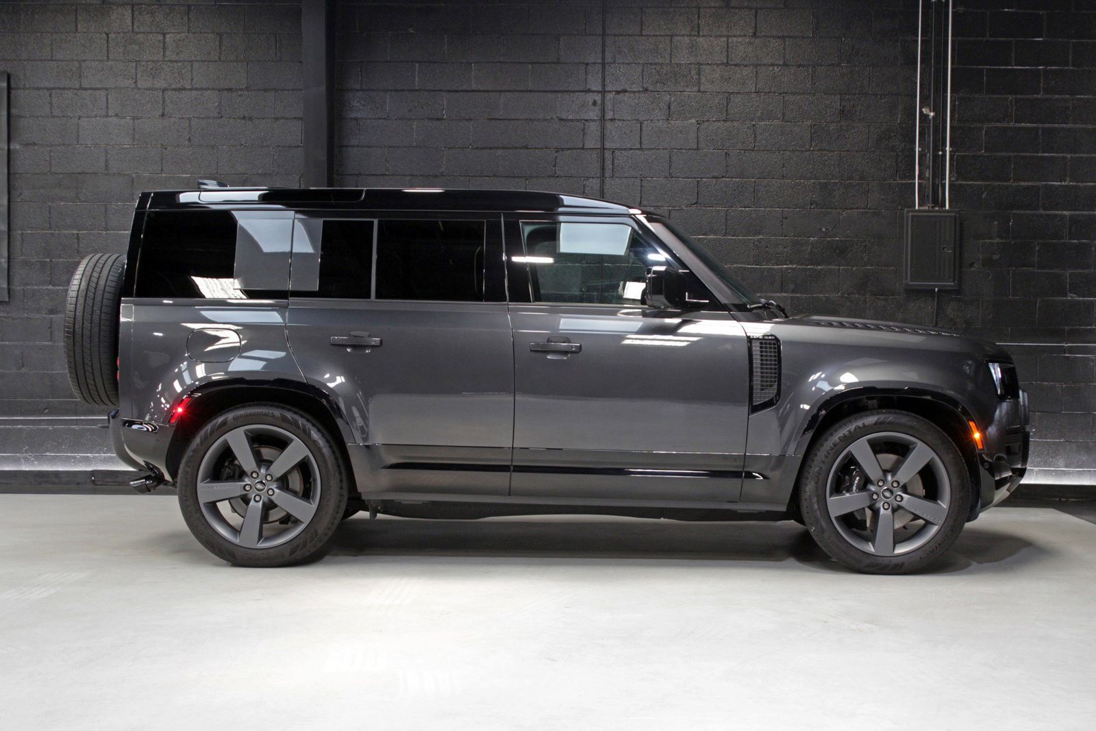 2025 Land Rover Defender 110 V8 AWD