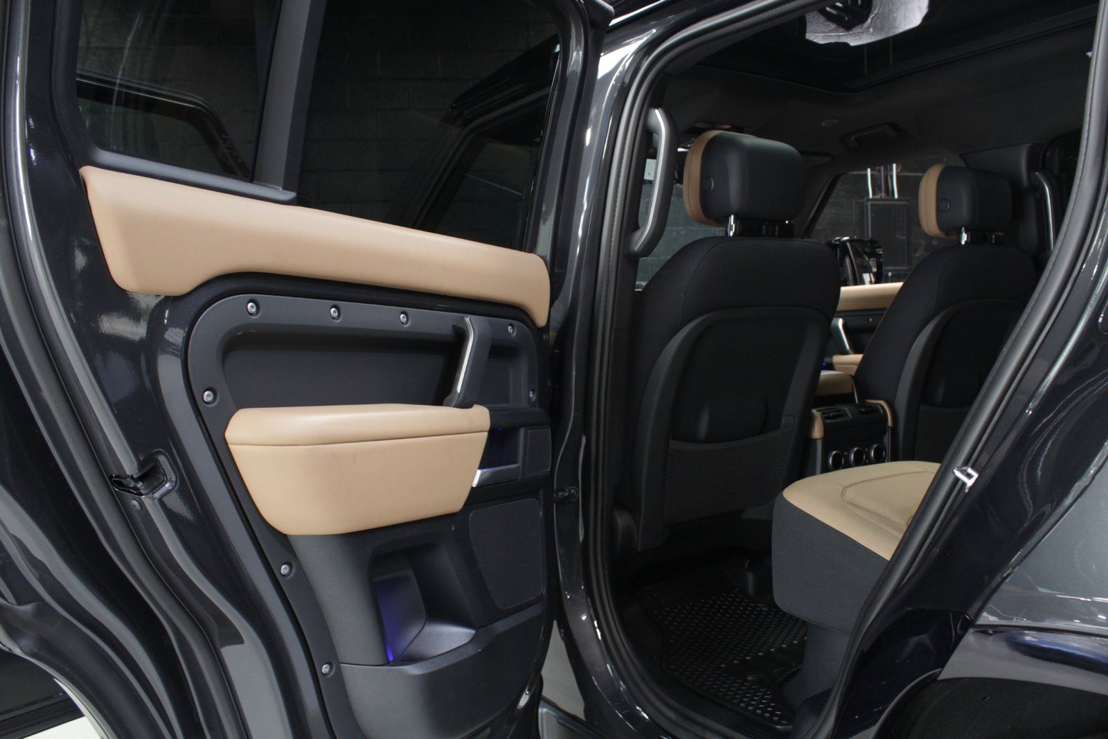 2025 Land Rover Defender 110 V8 AWD