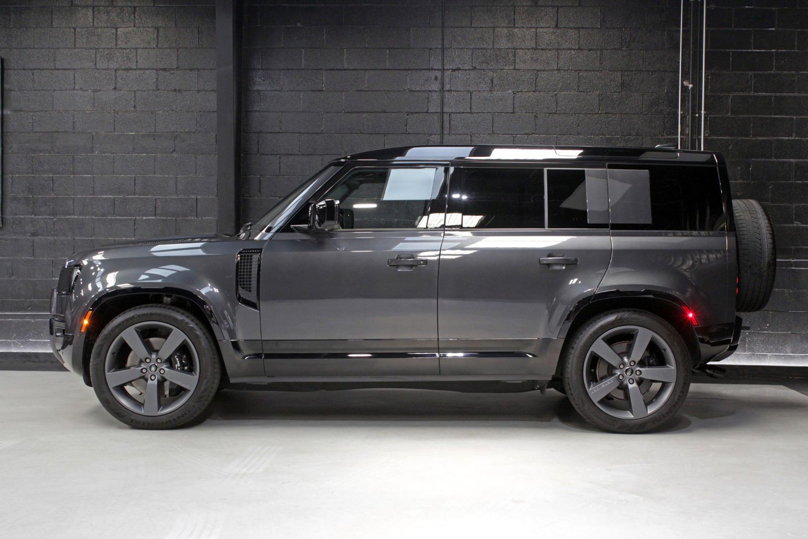 2025 Land Rover Defender 110 V8 AWD