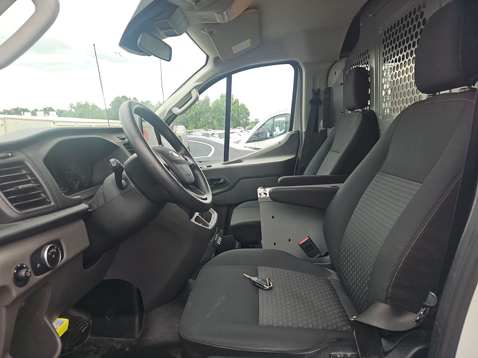 FORD TRANSIT 150 - 8