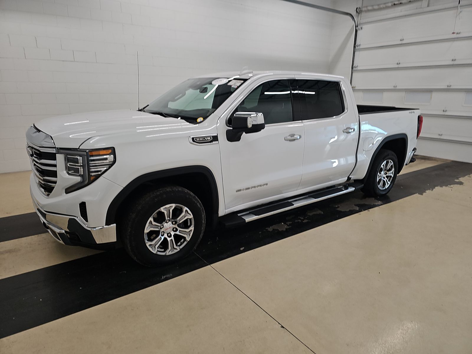 2024 GMC Sierra 4WD Crew Cab Short Box SLT's photo