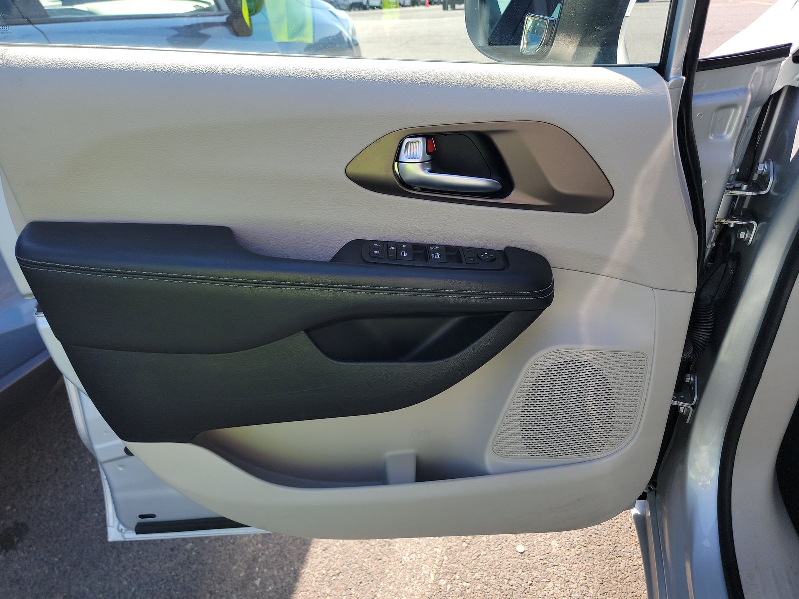 CHRYSLER VOYAGER - 10