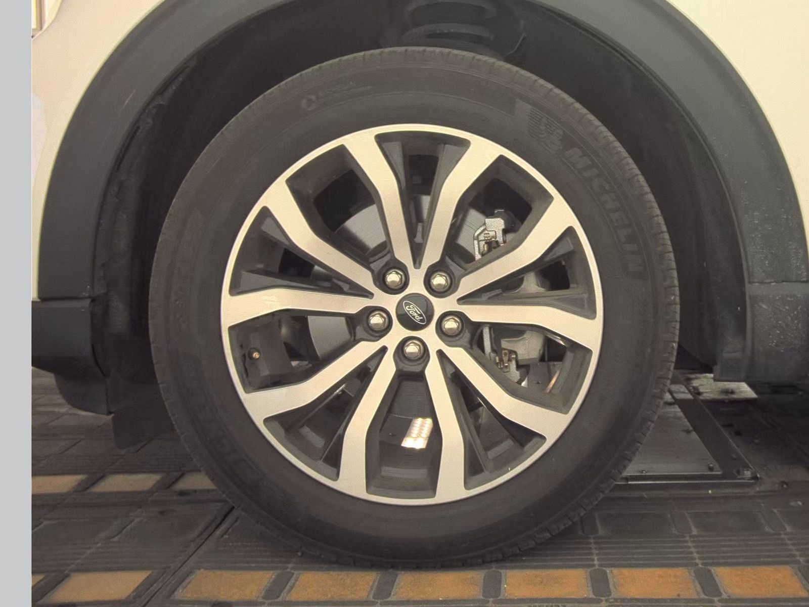 FORD EXPLORER - 10
