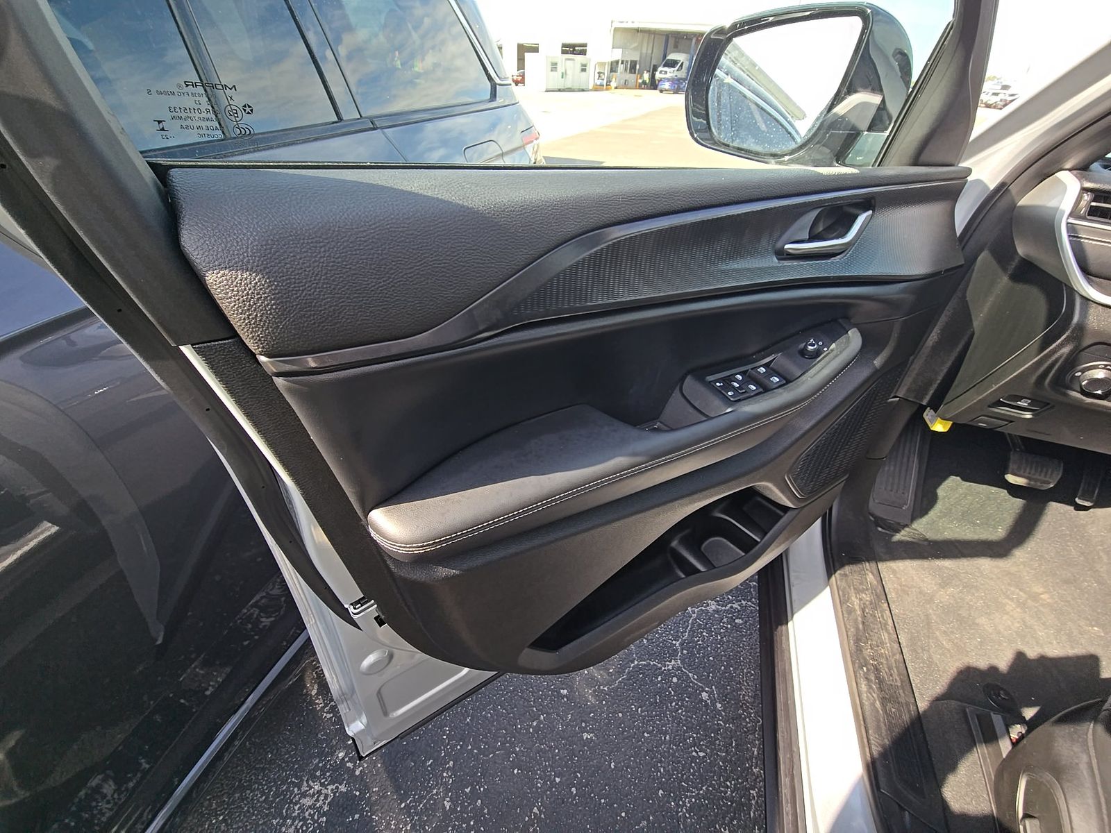 2023 Jeep Grand Cherokee Altitude RWD