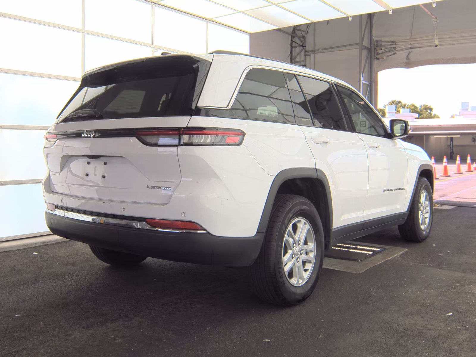 2023 Jeep Grand Cherokee Laredo RWD