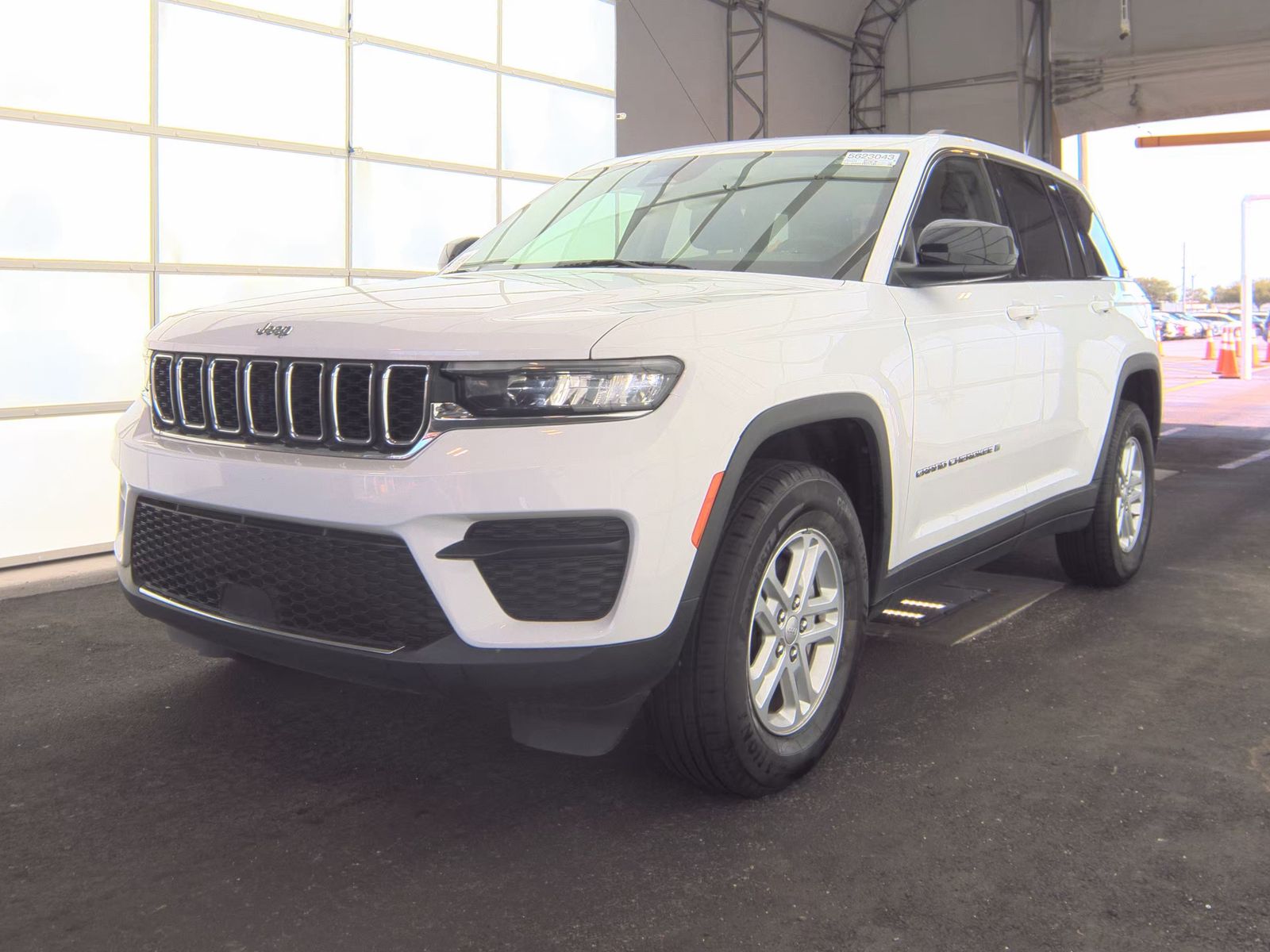 2023 Jeep Grand Cherokee Laredo RWD