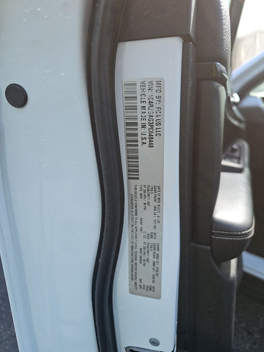 2023 Jeep Grand Cherokee Laredo RWD