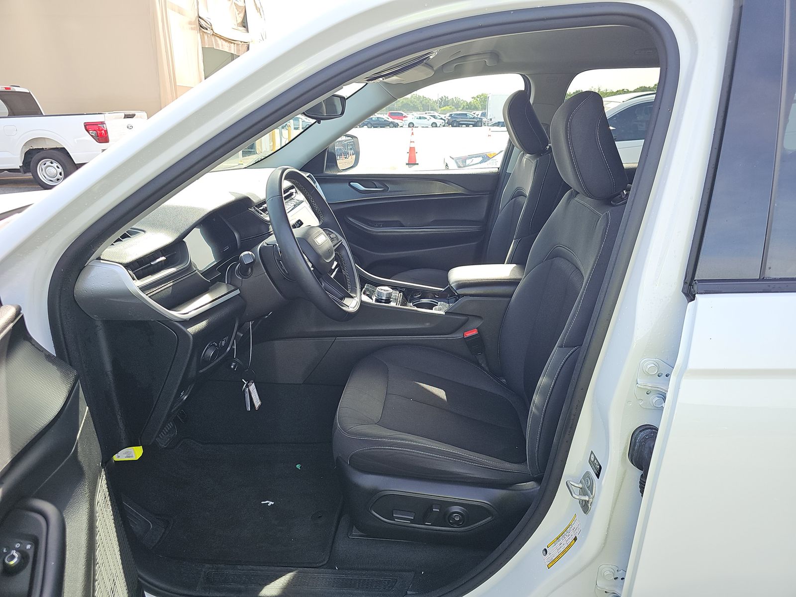 2023 Jeep Grand Cherokee Laredo RWD