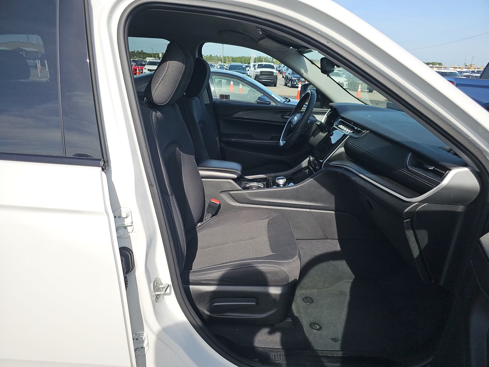 2023 Jeep Grand Cherokee Laredo RWD
