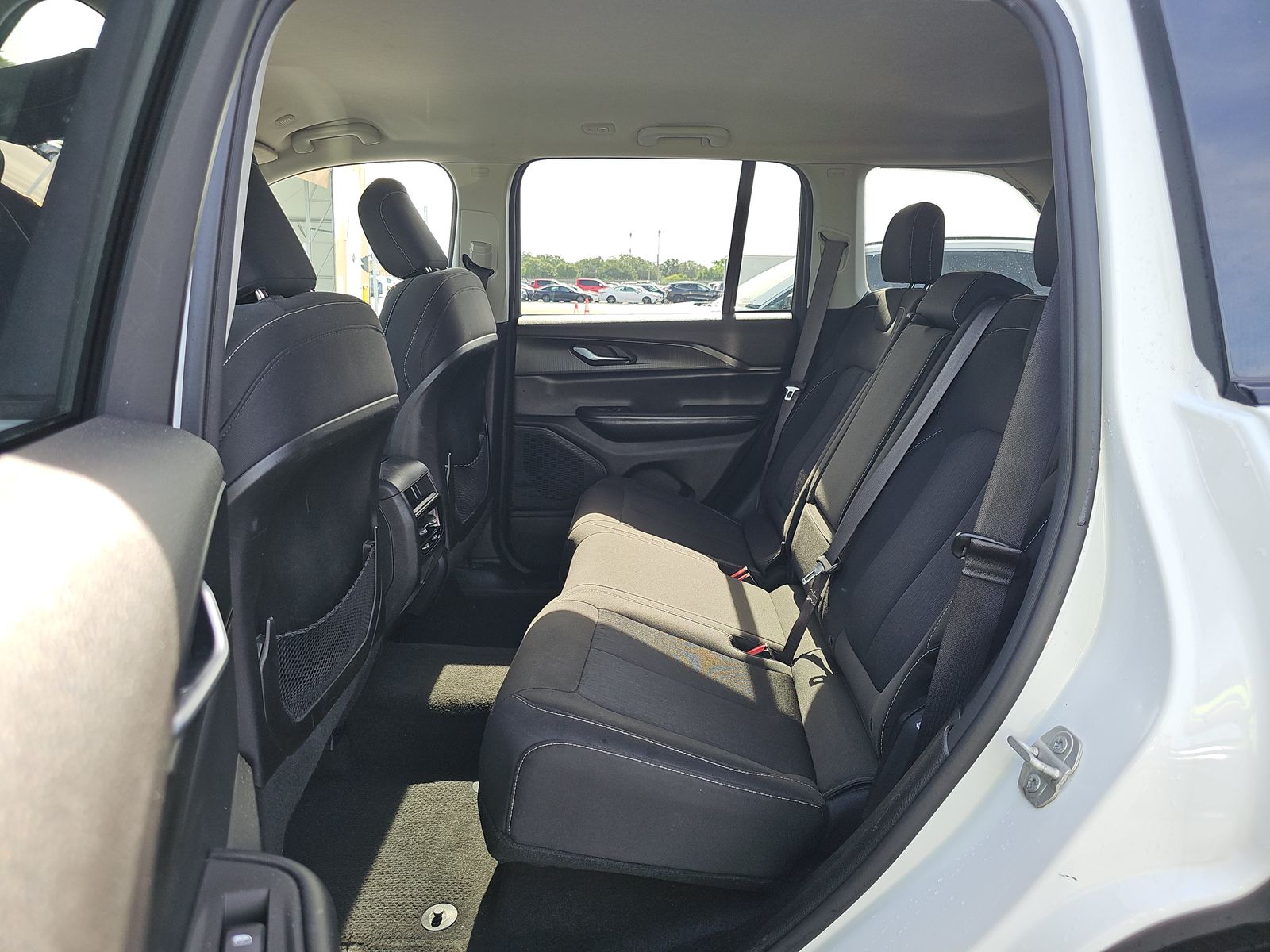 2023 Jeep Grand Cherokee Laredo RWD
