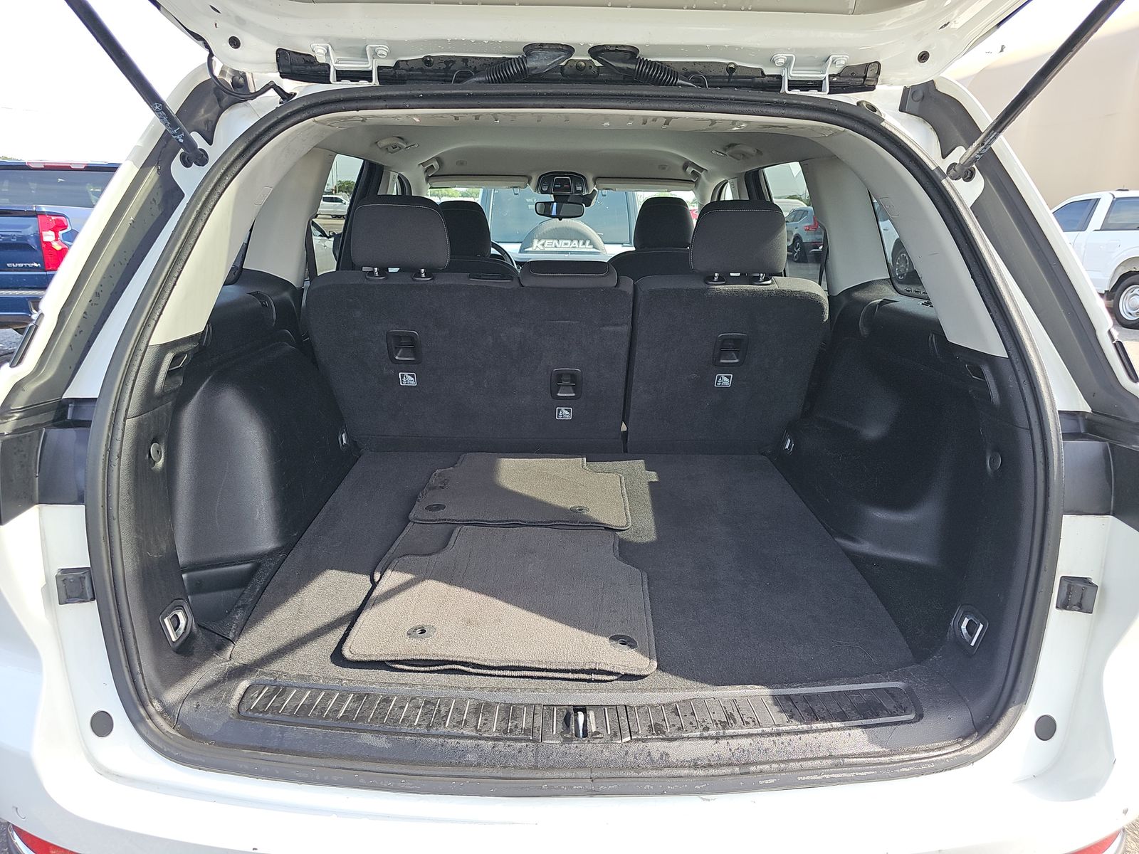 2023 Jeep Grand Cherokee Laredo RWD