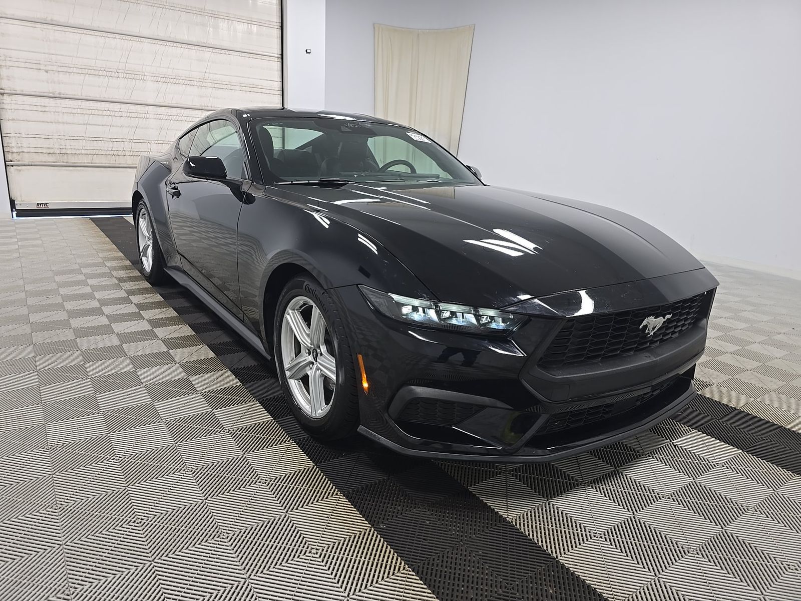 FORD MUSTANG - 4
