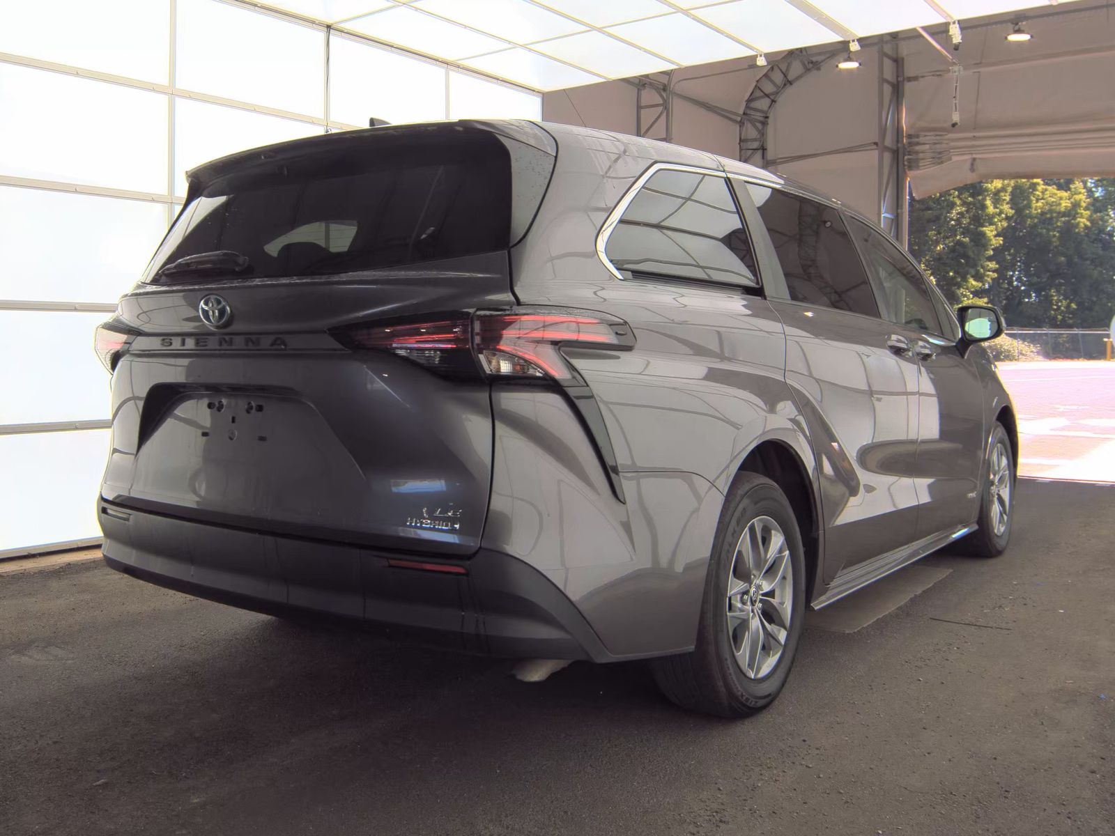 2021 Toyota Sienna LE photo 5