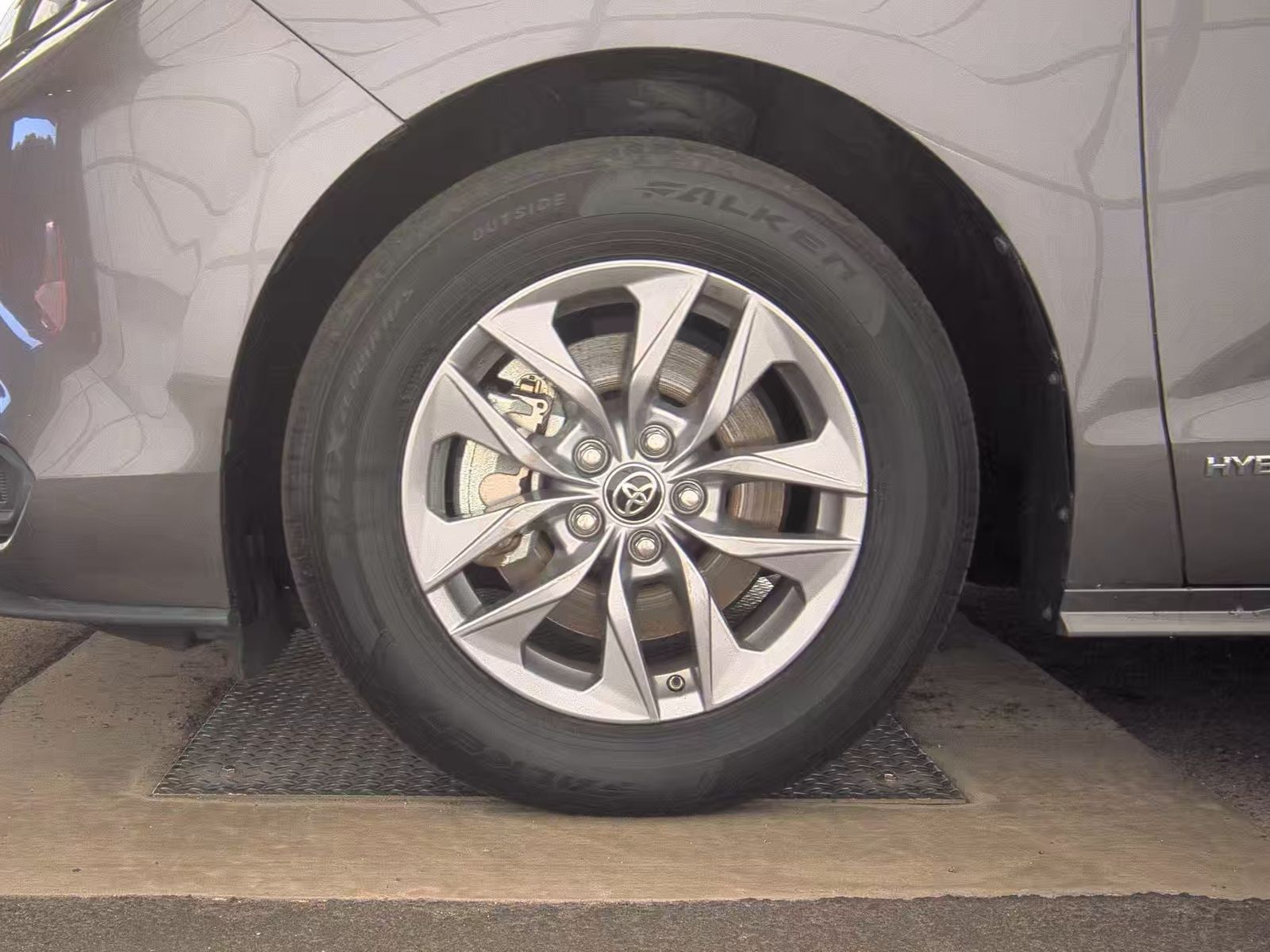 2021 Toyota Sienna LE photo 9