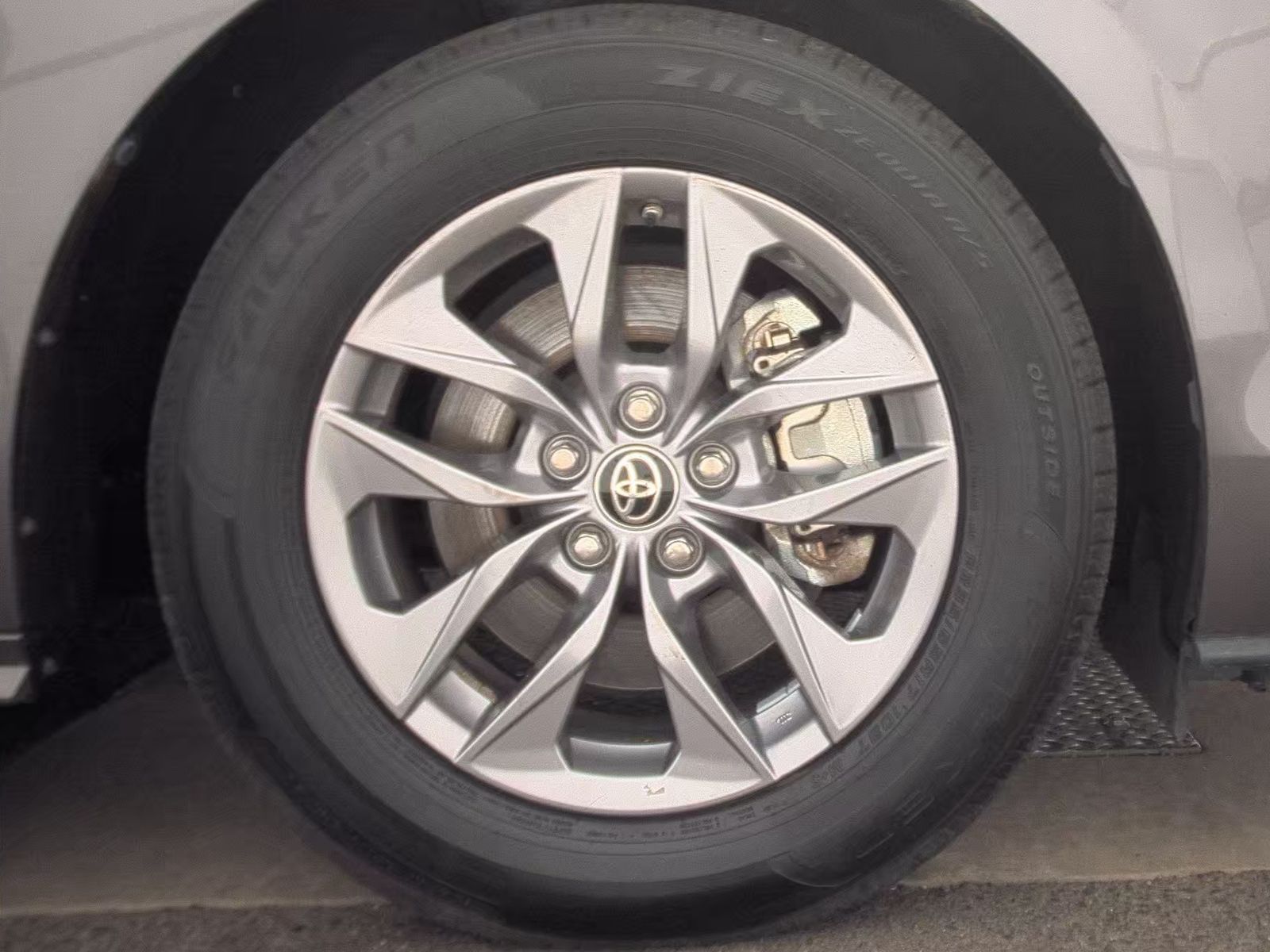 2021 Toyota Sienna LE photo 10