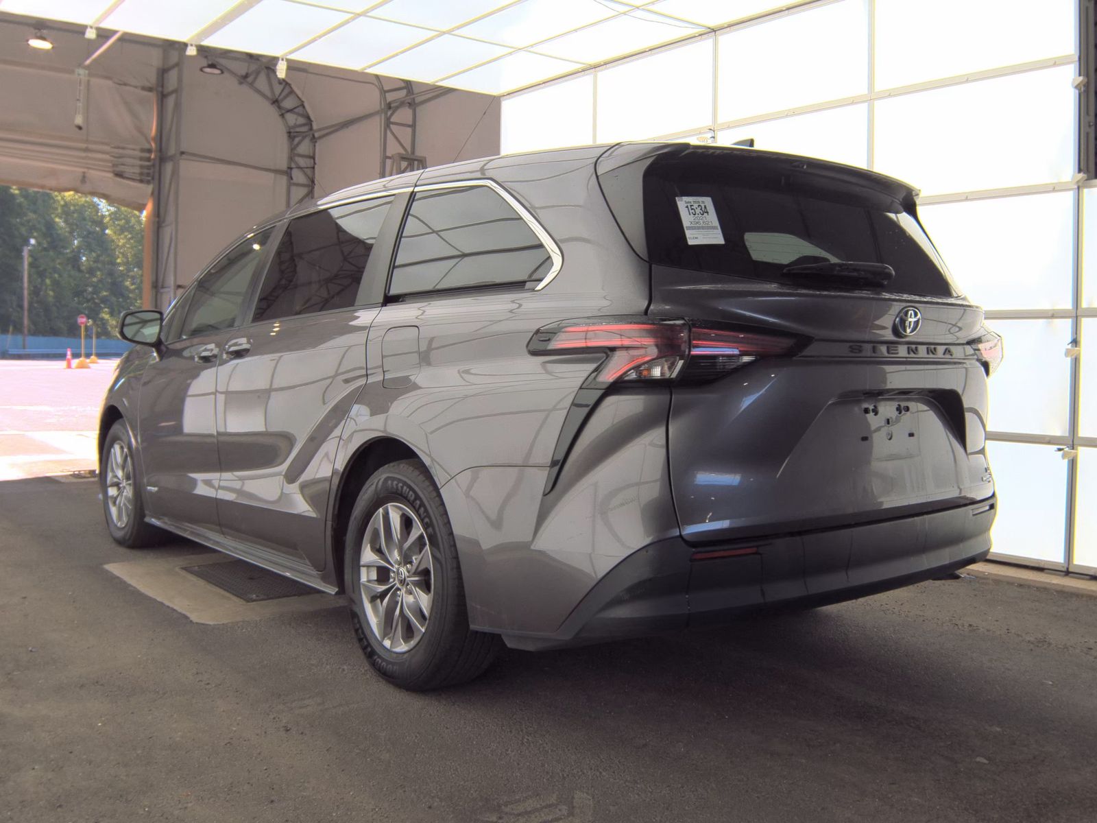 2021 Toyota Sienna LE photo 8