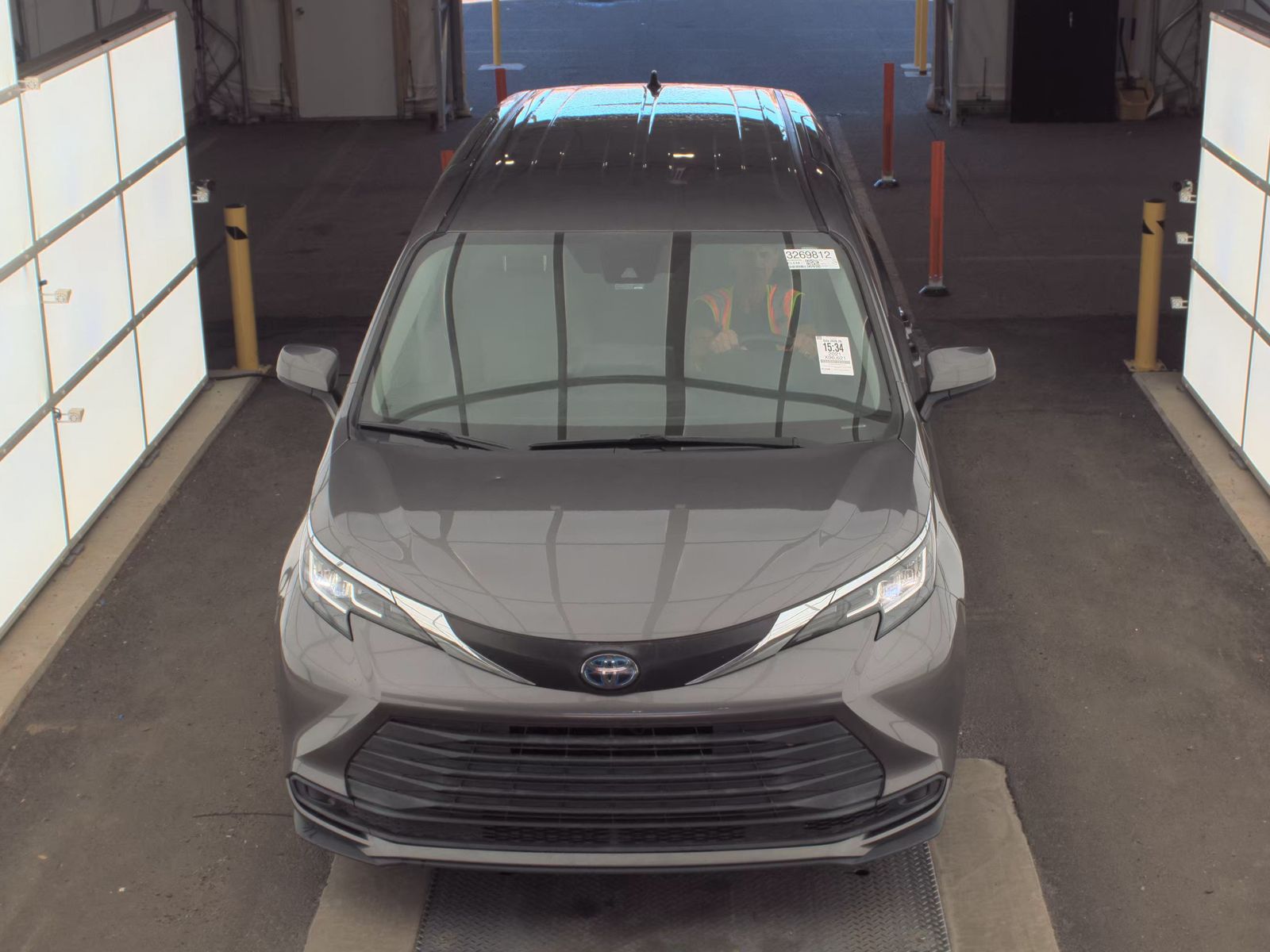 2021 Toyota Sienna LE photo 2