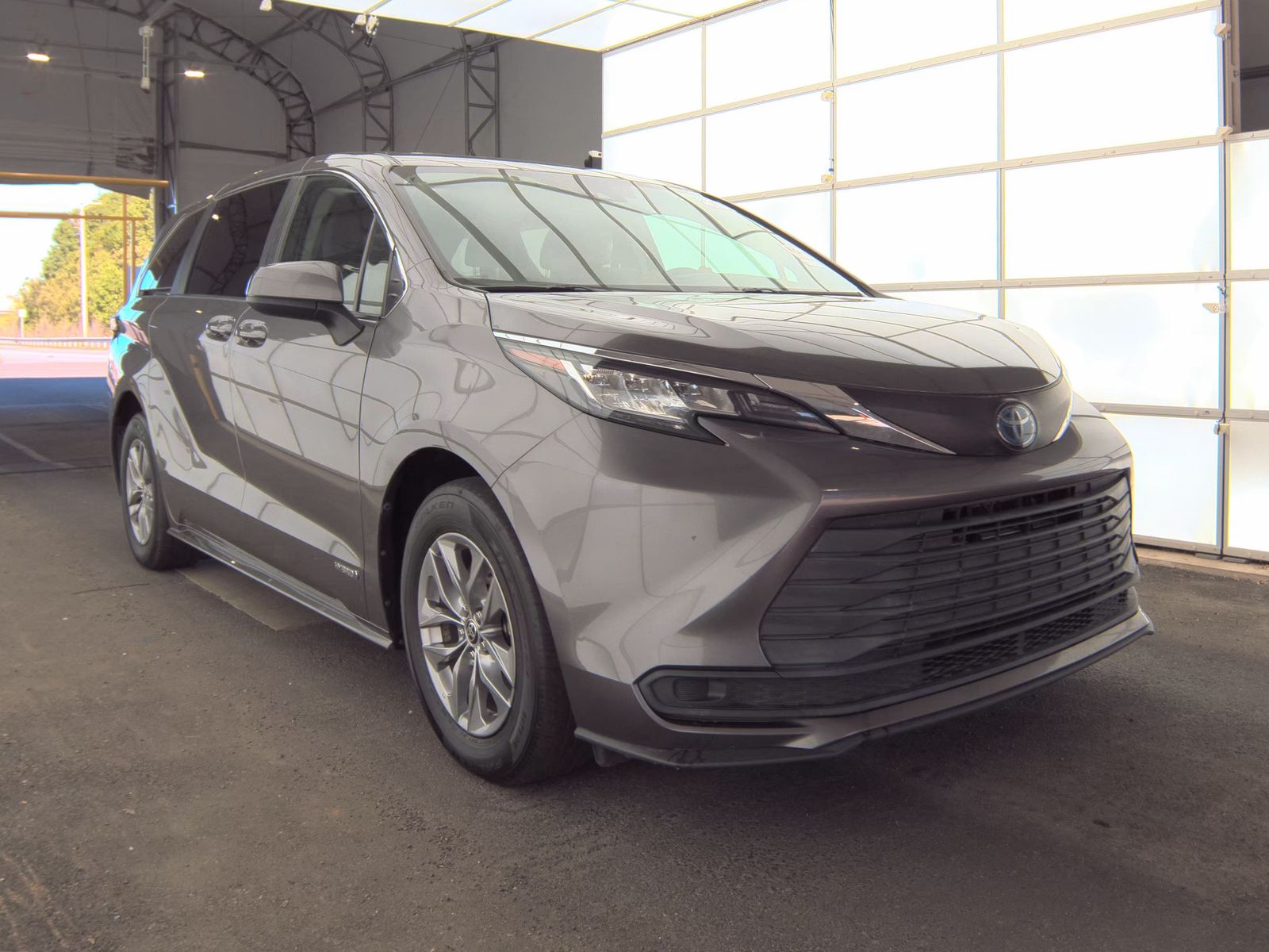 2021 Toyota Sienna LE photo 4