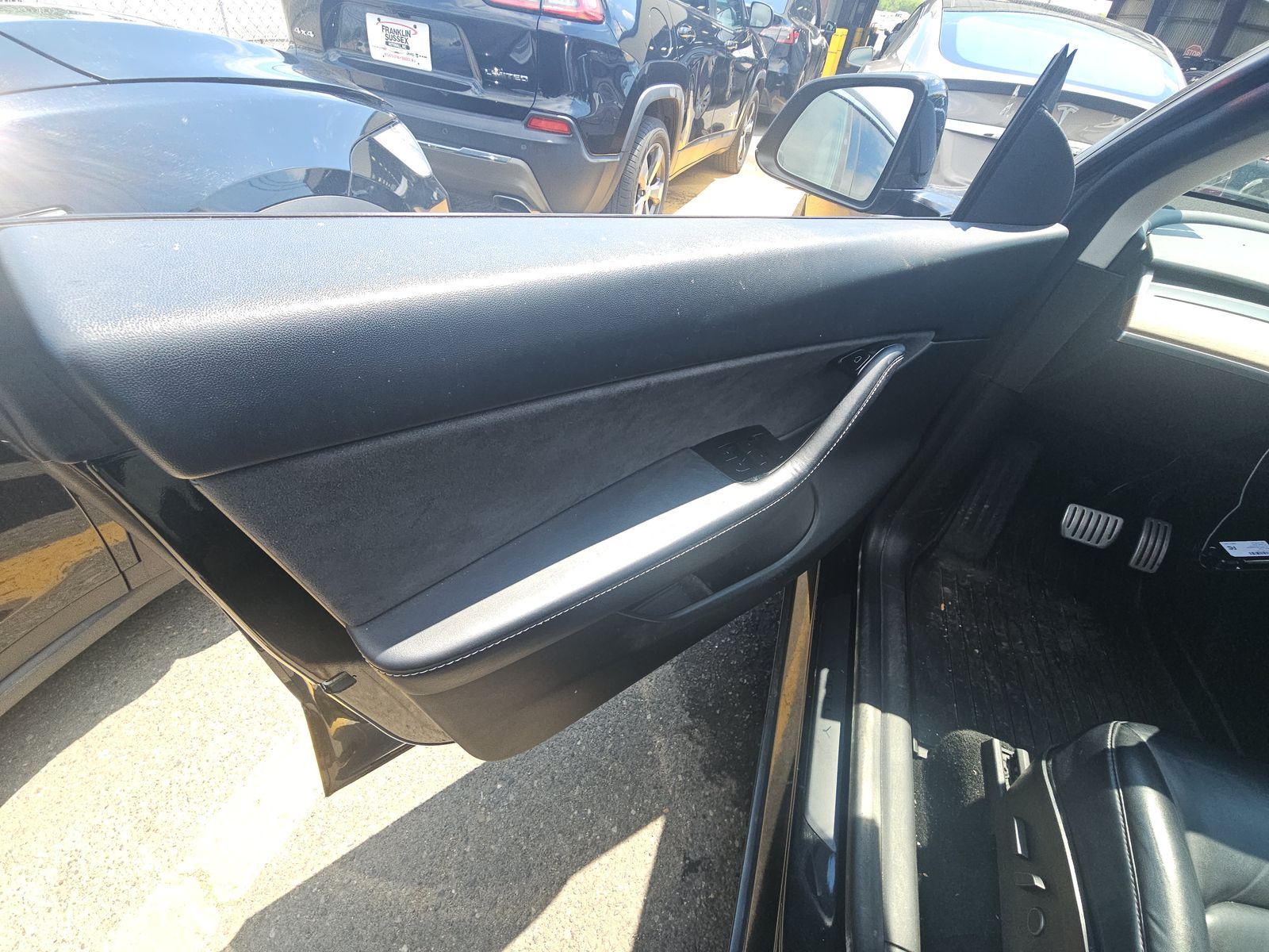 TESLA MODEL Y - 10