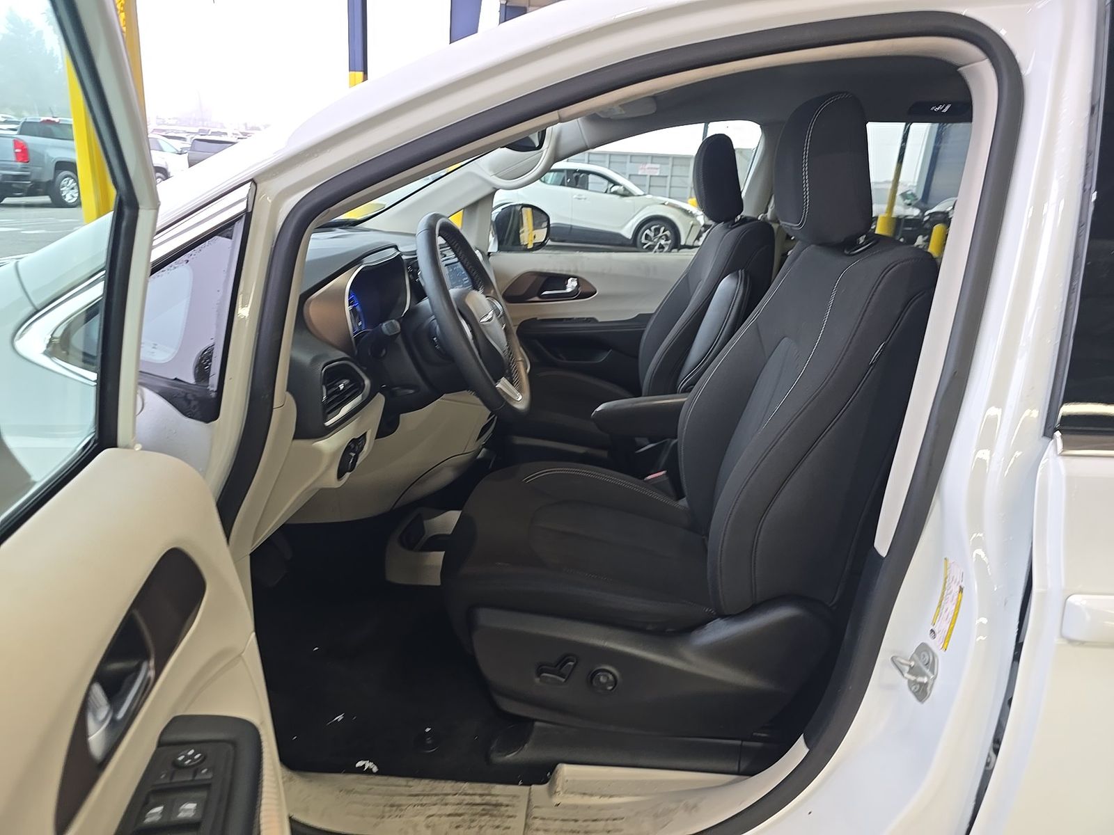 CHRYSLER VOYAGER - 8
