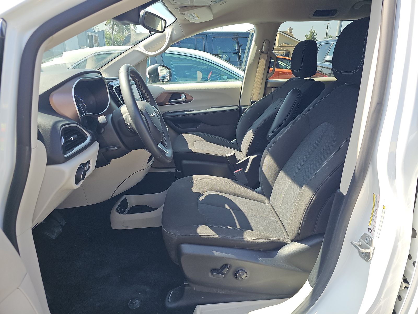 CHRYSLER VOYAGER - 8