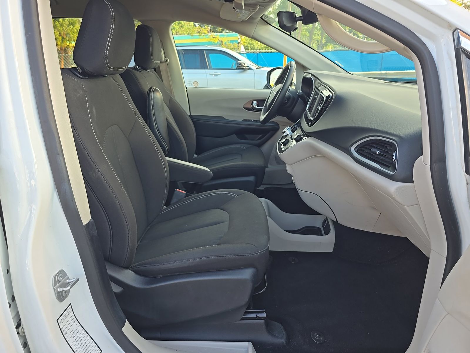 CHRYSLER VOYAGER - 9